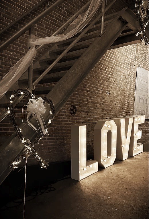 Lichtletters LOVE in combinatie met lichtcijfers voor een romantische en sfeervolle setting.