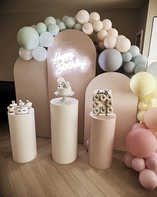 Lichte en vrolijke backdrop arch circle decor in pastelkleuren, perfect voor een feestelijke babyshower setting.