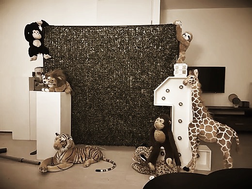 Feestelijke backdrop achtergrond decor met ballonnen en lichtslingers voor een kleurrijk verjaardagsfeest