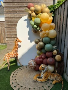 Vrolijke verjaardagsdecoratie met dieren cutout en ballonnen in junglethema voor een baby- en kinderthema.